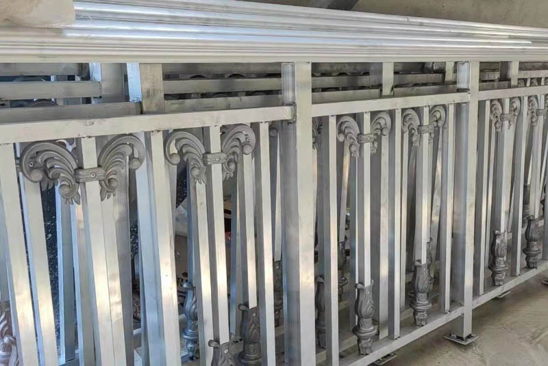 玉林广西铝合金护栏生产厂家今天和大家来说说铝艺护栏和锌钢护栏护栏的差别：